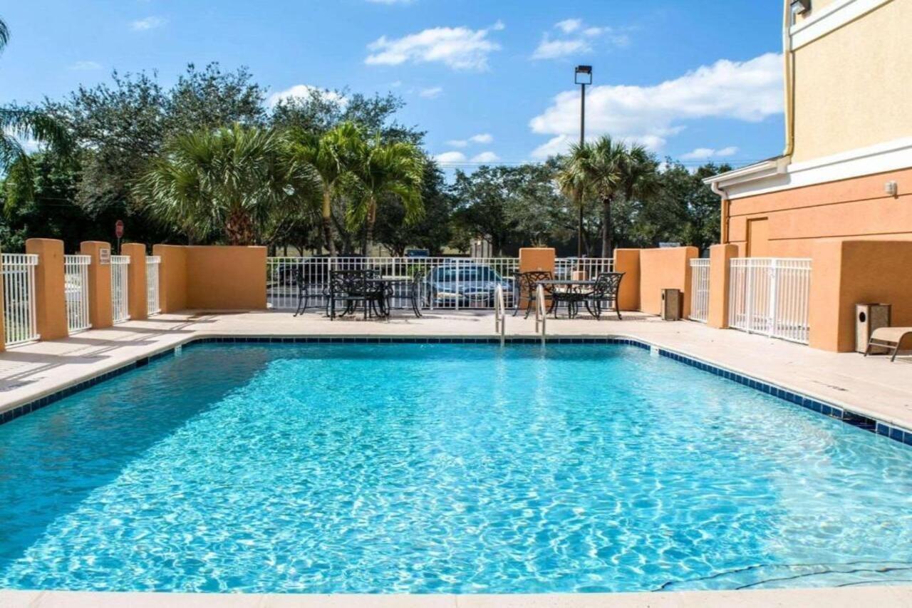 Comfort Inn Fort Myers Northeast Bagian luar foto